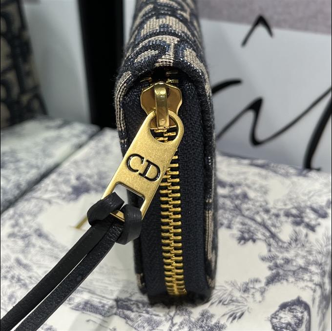 2025228Y 190P18214153